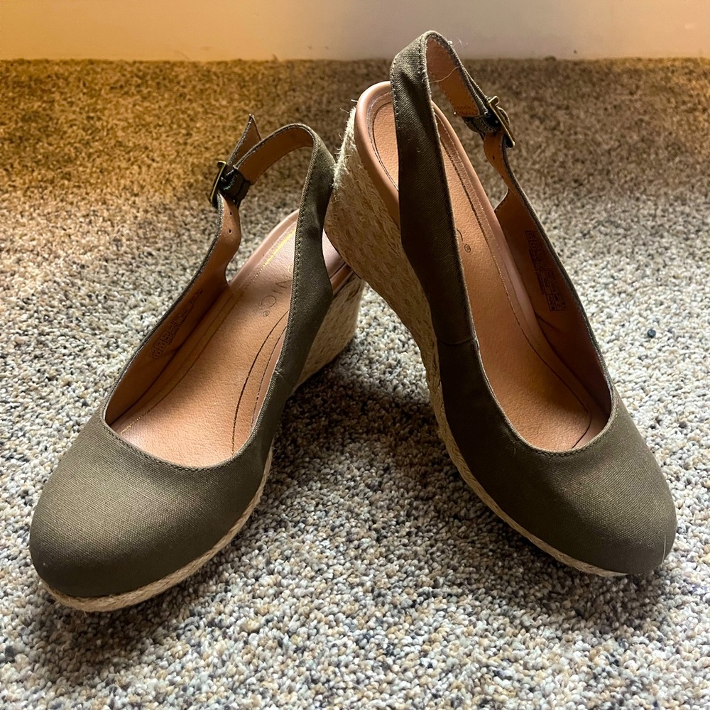 Vionic women’s size 7.5 Coralina canvas olive green wedges